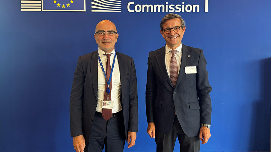 
			      El consejero Jorge Paradela junto al director general de Mercado Interior, Industria, Emprendimiento y Pymes de la Comisión Europea, DG Grow, Joa...
			  